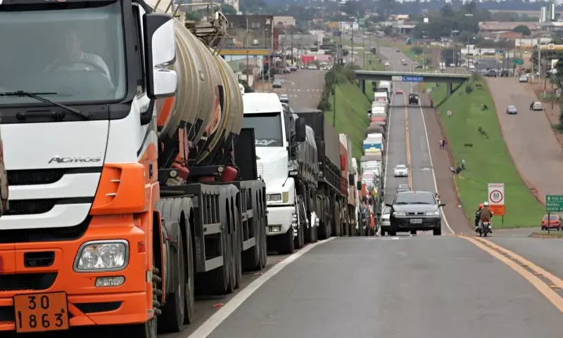 Greve de caminhoneiros parou o país em 2018 e expôs dependência extrema da economia do país do transporte rodoviário. (Foto: Christian Rizzi/Gazeta do Povo / arquivo)