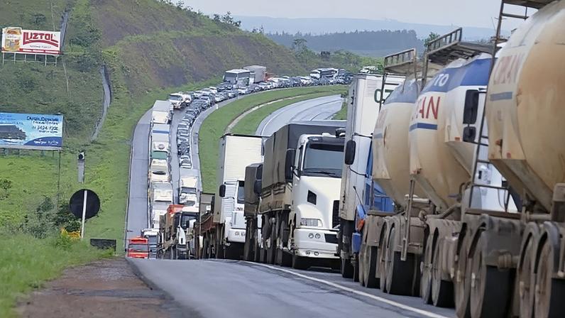 Greve dos caminhoneiros deve começar na quinta