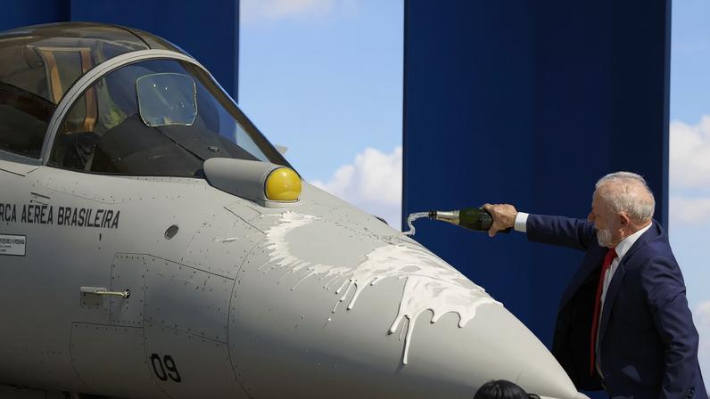 Lual participou da cerimônia de apresentação do primeiro caça supersônico F-39E Gripen produzido em território nacional. (Foto: EFE/Sebastiao Moreira)