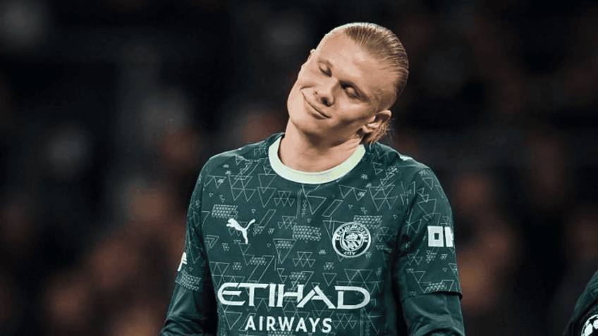 O astro do Manchester City fez apenas uma exigência: que o livro fique sempre exposto e aberto ao público