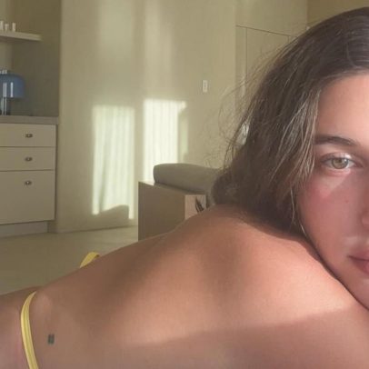 Hailey Bieber é flagrada em mansão usando biquíni amarelo