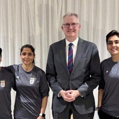Austrália concede asilo a cinco jogadoras iranianas e protege o restante da seleção