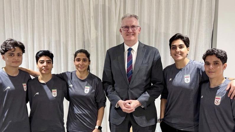 Ministro do Interior da Austrália, Tony Burke, com jogadoras iranianas que ganharam asilo no país — Foto: Twitter/Tony Burke