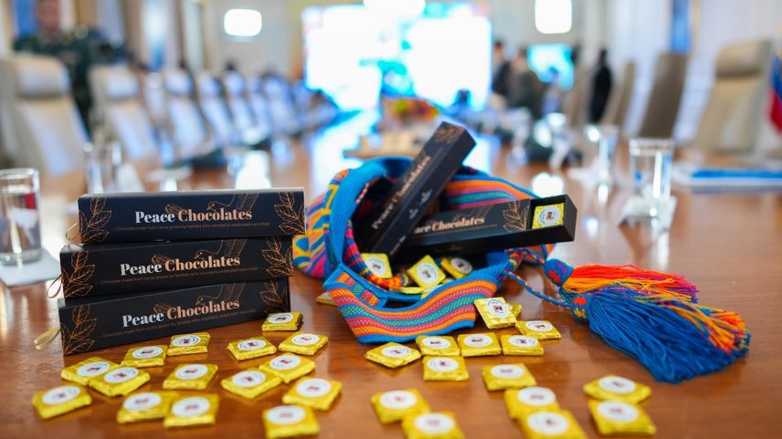 Chocolates da paz, produzidos por famílias na Colômbia — Foto: Divulgação/Gustavo Petro no X