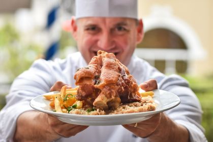 Heiko Grabolle está à frente do restaurante Biergarten Pomerânia, em Pomerode
