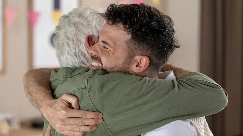 Homem senior comemorando seu aniversário