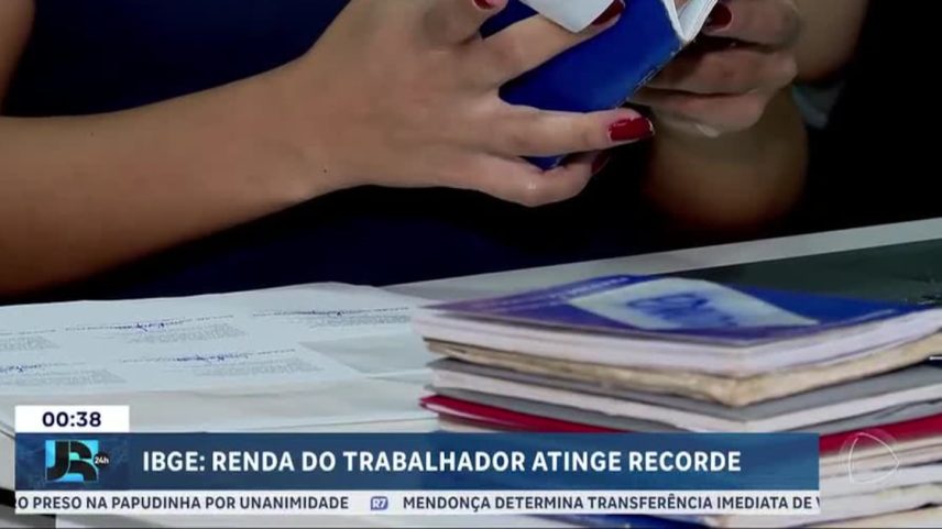 Desemprego apresenta estabilidade nos últimos três meses e queda na comparação anual, segundo o IBGE