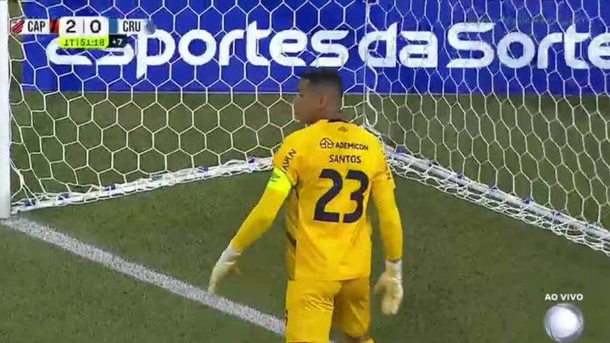 Esquentou a mão do Santos! Cobrança de falta de Arroyo exige primeira defesa do goleiro do Furacão