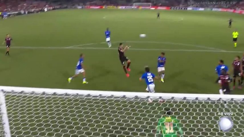 Aguirre carimba a trave e torcedores do Furacão seguram o grito de gol na Arena da Baixada