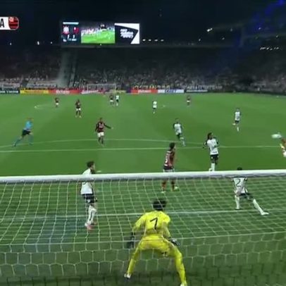 Arrascaeta acerta voleio; Hugo Souza faz defesa histórica e salva o Corinthians