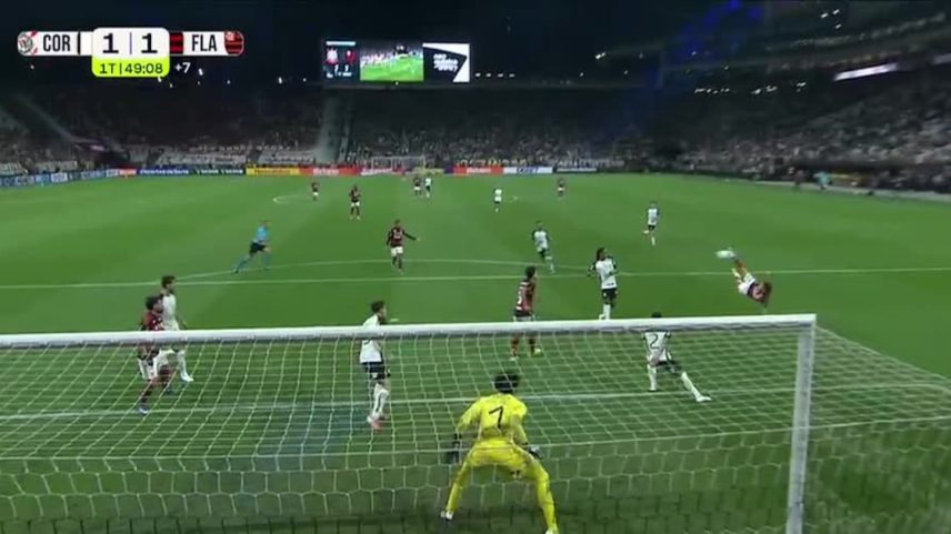Arrascaeta acerta voleio; Hugo Souza faz defesa histórica e salva o Corinthians