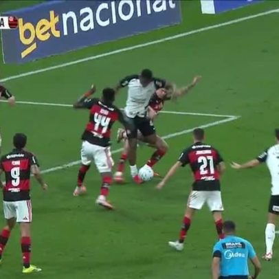 Corinthians pede pênalti após toque de Ayrton Lucas; árbitro nega