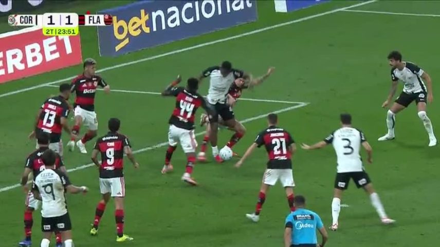 Corinthians pede pênalti após toque de Ayrton Lucas; árbitro nega