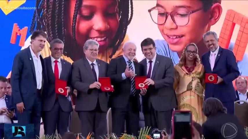 Lula premia cidades e estados pela alfabetização e confirma saída de ministros