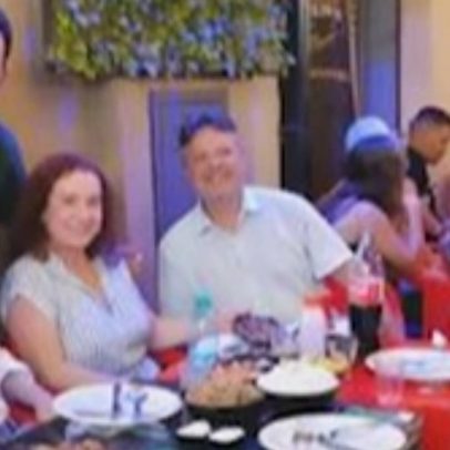 Mãe de Virginia é flagrada com ex-namorado em bar