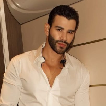 Gusttavo Lima empurra caminhonete antes de show em Goiás