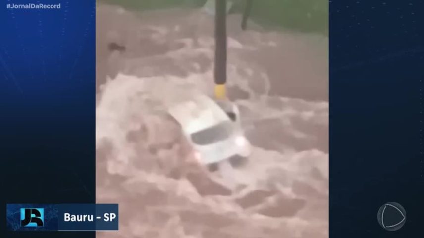 SP: chuva forte alaga ruas e deixa moradores ilhados em Bauru