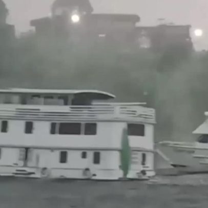 Redemoinho se forma sobre o Rio Negro durante forte chuva em Manaus