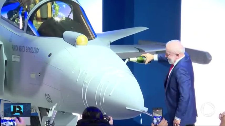 Lula participa de lançamento do primeiro caça supersônico Gripen produzido no Brasil