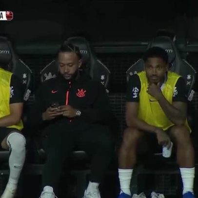 Memphis é denunciado pelo STJD por usar celular no banco contra o Flamengo