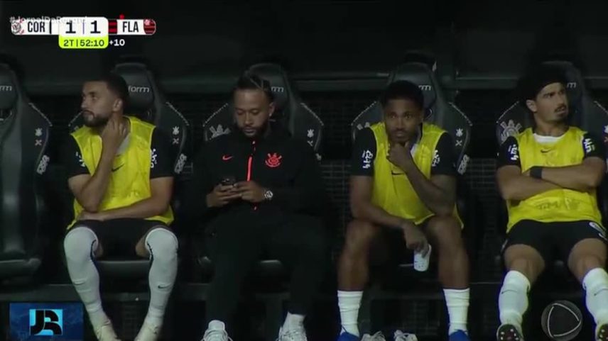 Memphis é denunciado no STJD por usar celular no banco de reservas durante jogo contra o Flamengo