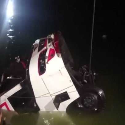 Pelo menos 26 mortos após ônibus cair em rio em Bangladesh