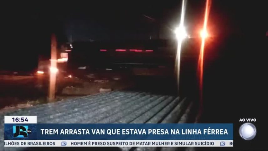 Van fica presa em linha férrea e é arrastada por trem em Ponta Grossa (PR)