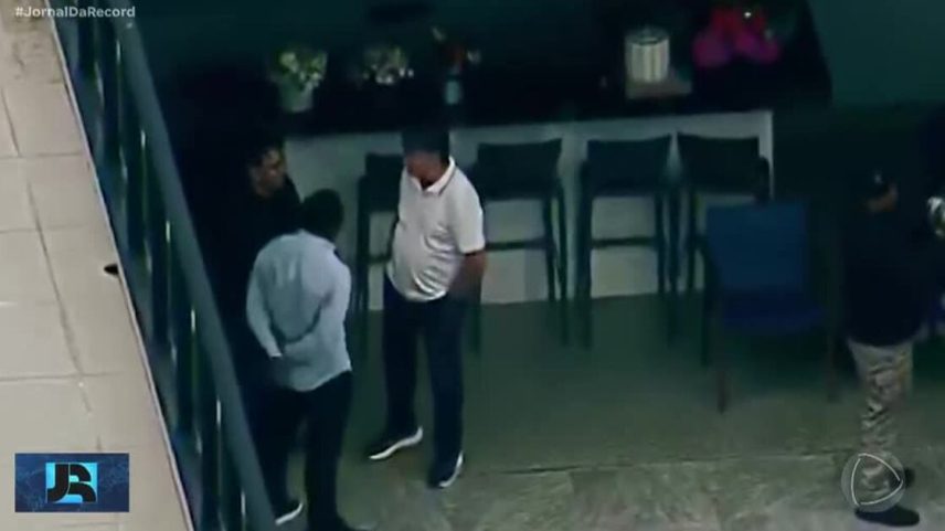 Bolsonaro tem alta hospitalar e começa a cumprir prisão domiciliar