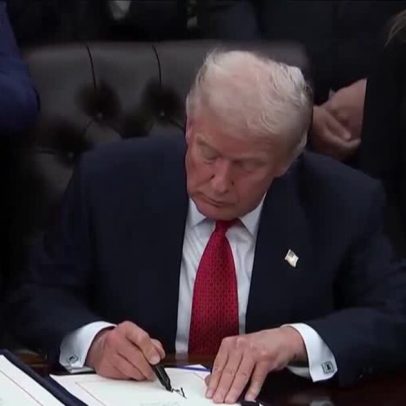 Presidente Trump assina notas de dólar em comemoração à independência dos EUA