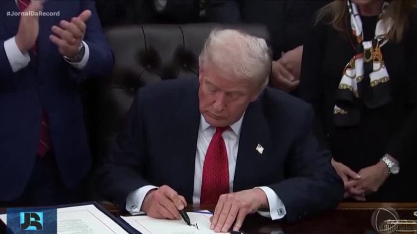 Presidente Trump assina notas de dólar em comemoração ao aniversário da independência dos EUA