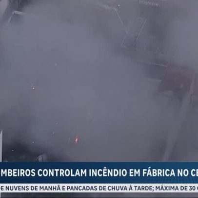 Bombeiros controlam incêndio em fábrica no centro de SP