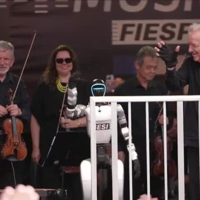 Maestro João Carlos Martins se apresenta ao lado de robô no Fiesp
