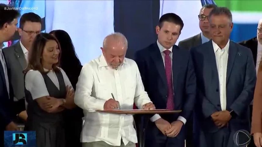 Lula participa da inauguração de mais de cem obras na área da educação