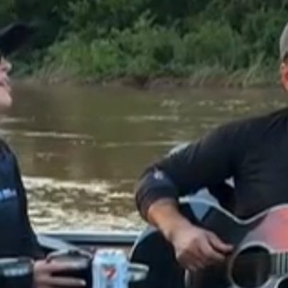 Trio sertanejo faz show improvisado no meio de um lago