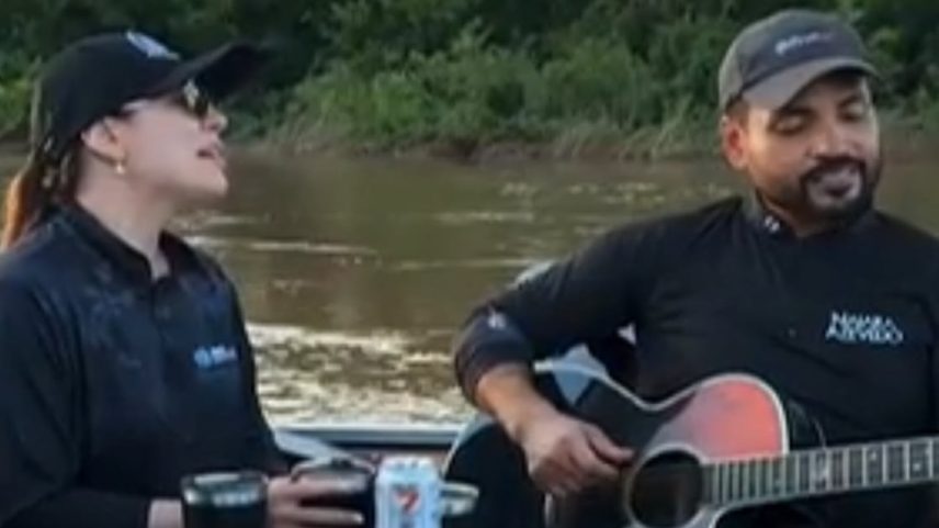 Trio sertanejo faz show improvisado no meio de um lago
