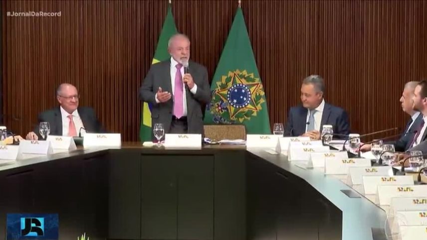 Lula confirma saída de 16 ministros e anuncia Alckmin como pré-candidato a vice