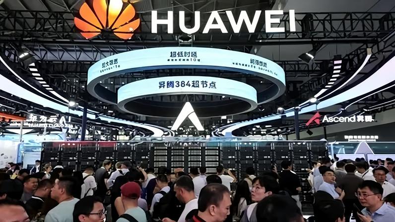 Estande da Huawei durante a Conferência Mundial de Inteligência Artificial em Xangai, China, em 26 de julho de 2025