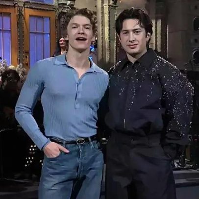 Estrelas da série se reúnem no SNL