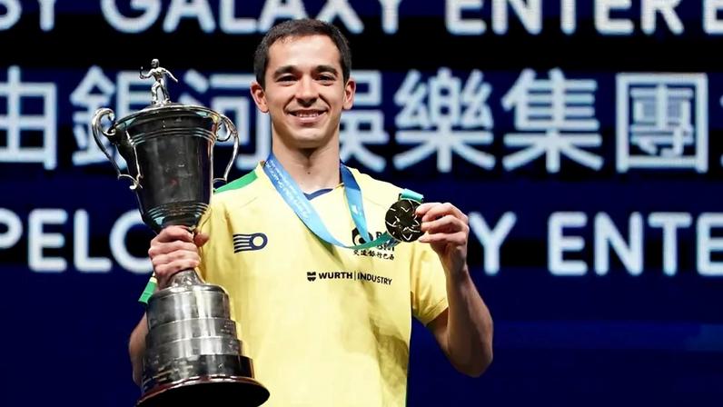 Hugo Calderano com o troféu da Copa do Mundo de tênis de mesa (Foto: Divulgação/ ITTF)