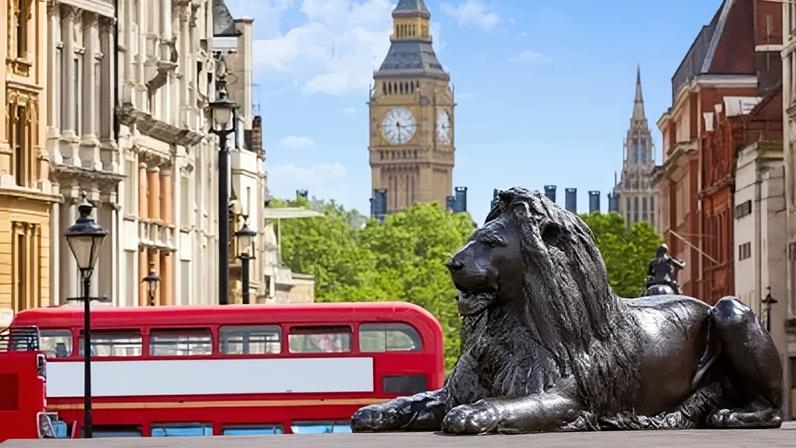 Existem quatro estátuas "Landseer Lions" na Praça Trafalgar, em Londres