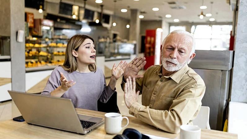 'Conflito de gerações' entre Gen Z e 50+ exige mudança de mindset no ambiente corporativo