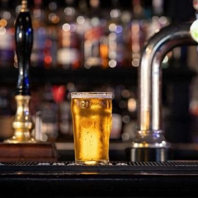 Guerra no Irã pode elevar preços da cerveja no Reino Unido