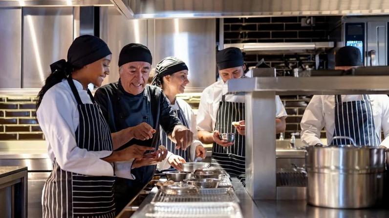 Setor de alimentação movimenta R$ 1 trilhão ao ano no Brasil, mas muitos restaurantes fecham por falta de controle operacional, aponta CEO de foodtech.