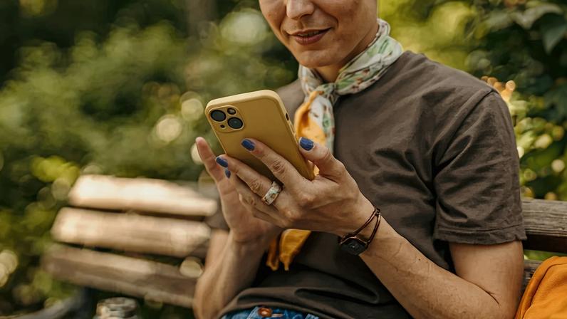 Instagram testa links clicáveis em legendas de posts e Reels para assinantes Meta Verified, abrindo novo caminho de conversão para perfis profissionais. rede social instagram mulher usando celular