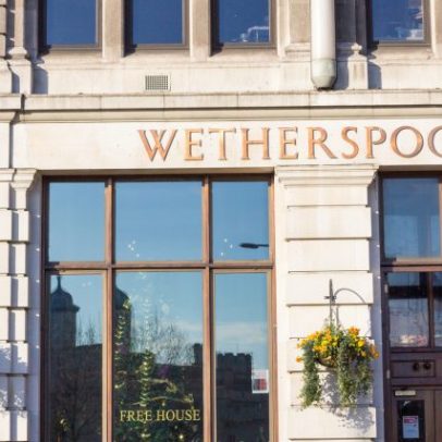 Vendas da Wetherspoon mantêm-se firmes, custos pressionam lucros