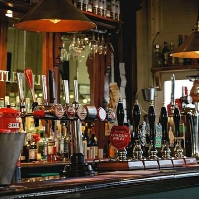 Parlamentares pedem exibição mais clara de preços de bebidas em pubs