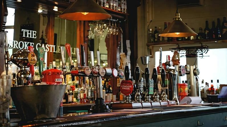 A parliamentary motion has urged the UK Government to require pubs and bars to display drinks prices clearly at the point of order. Supporters argue that rising pint prices make transparency increasingly important for consumers navigating the hospitality sector.