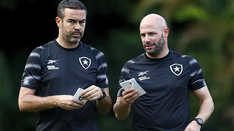Franclim Carvalho (à direita) foi auxiliar de Artur Jorge no Botafogo (Foto: Vítor Silva/Botafogo)