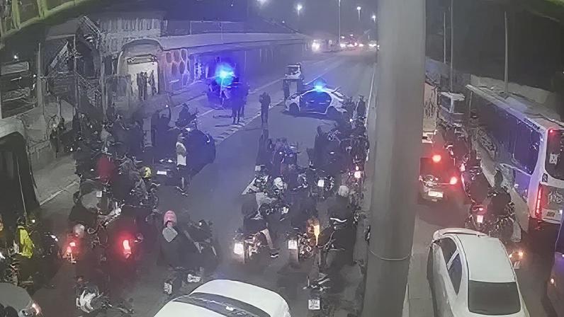 Registro de interdição total na Avenida Brasil, na zona Norte da capital, por conta de tiroteio durante operação policial.