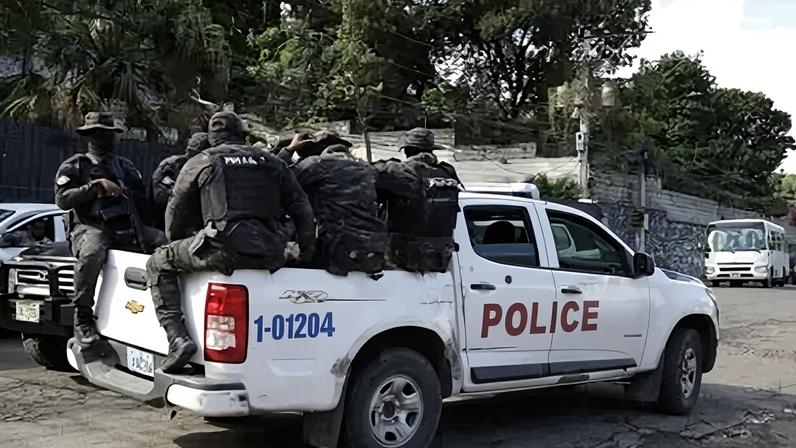 Forças de segurança haitianas patrulham gabinete do primeiro-ministro e a sede do Conselho Presidencial de Transição (CPT) em Porto Príncipe.